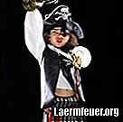 Sådan bæres kostume smykker i et kvindeligt piratdragt